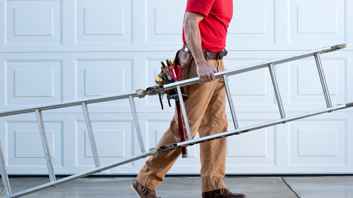 Handwerker trägt Leiter